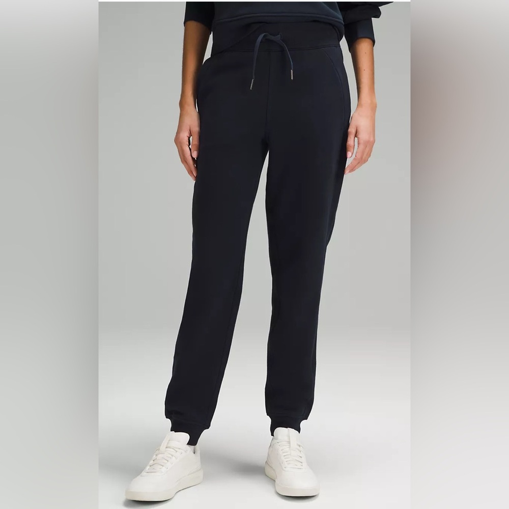 Lululemon Scuba High-Rise Jogger
Full Length Navy Size 4